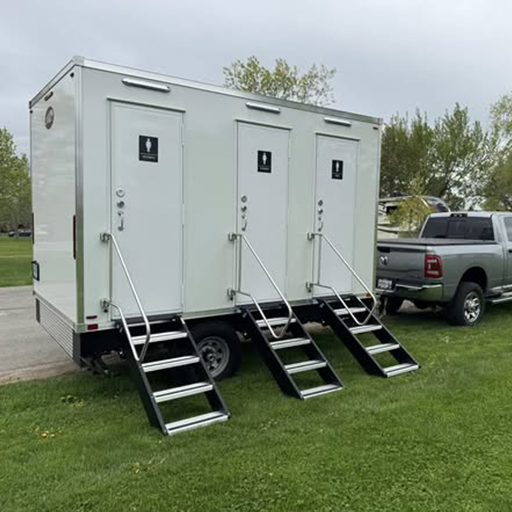 Outdoor Lighting Rental - Mobiler Luxus-Toilettenanhänger mit 3 Kabinen, Dusche,